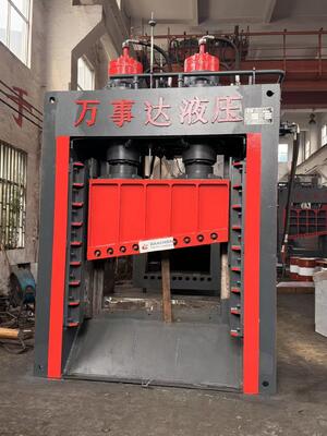 เครื่องตัดไฮดรอลิกแบบ Gantry สำหรับงานหนัก 800 ตัน พร้อมความยาวป้อน 8000 มม. และแรงดัน 25 MPa สำหรับการแปรรูปเศษเหล็ก
